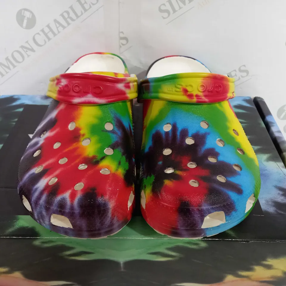 BOXED PAIR OF CROCS CLASSIC CLOGS IN TIE-DYE - SIZE M4/W6