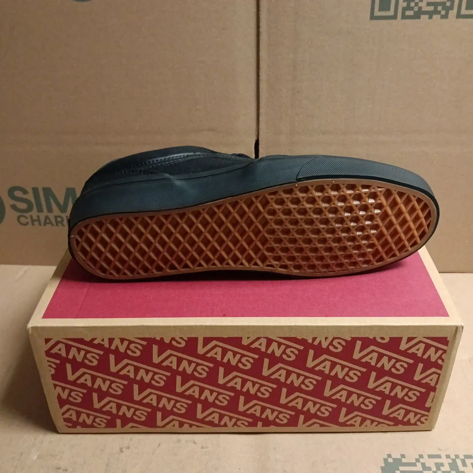 BOXED PAIR OF VANS BROOKLYN LS BLACK TRAINERS - 8
