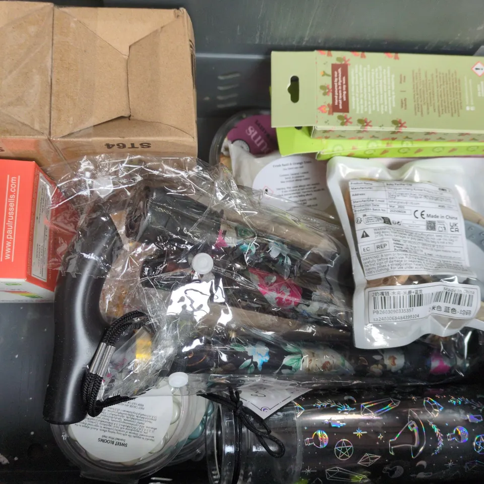 APPROXIMATELY 10 ASSORTED HOUSEHOLD ITEMS TO INCLUDE SCENTED CANDLE, TOWEL RING, ETC