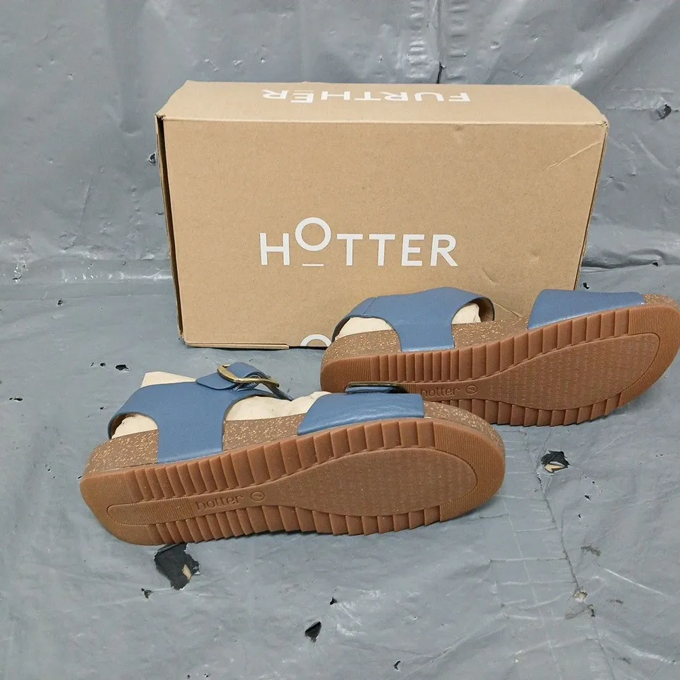 BOXED PAIR OF HOTTER TOURIST II AQUATIC BLUE SANDAL UK 7 