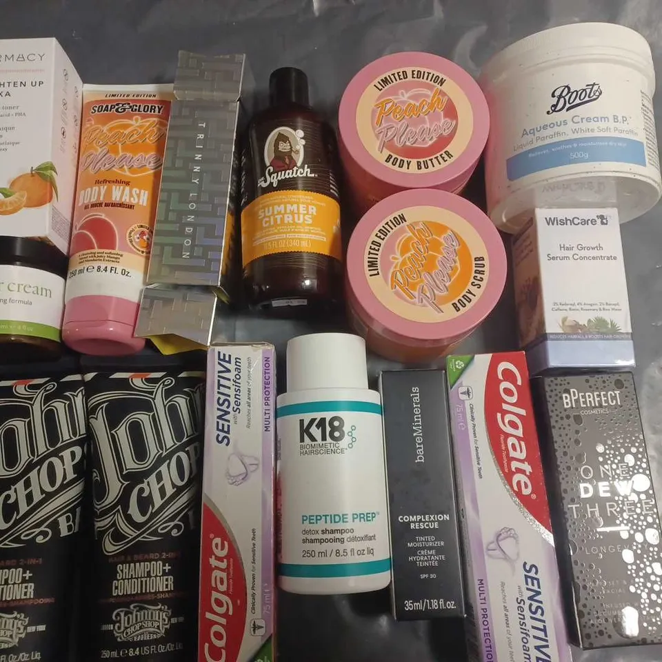 LOT OF APPROXIMATELY 20 ASSORTED HEALTH AND BEAUTY ITEMS TO INCLUDE PEACH BODY BUTTER, FARMACY BRIGHTEN UP AND BAREMINERALS MOISTURIZER