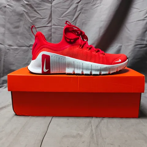 BOXED PAIR OF NIKE FREE METCON 6 SHOES IN RED/WHITE SIZE UK 6.5