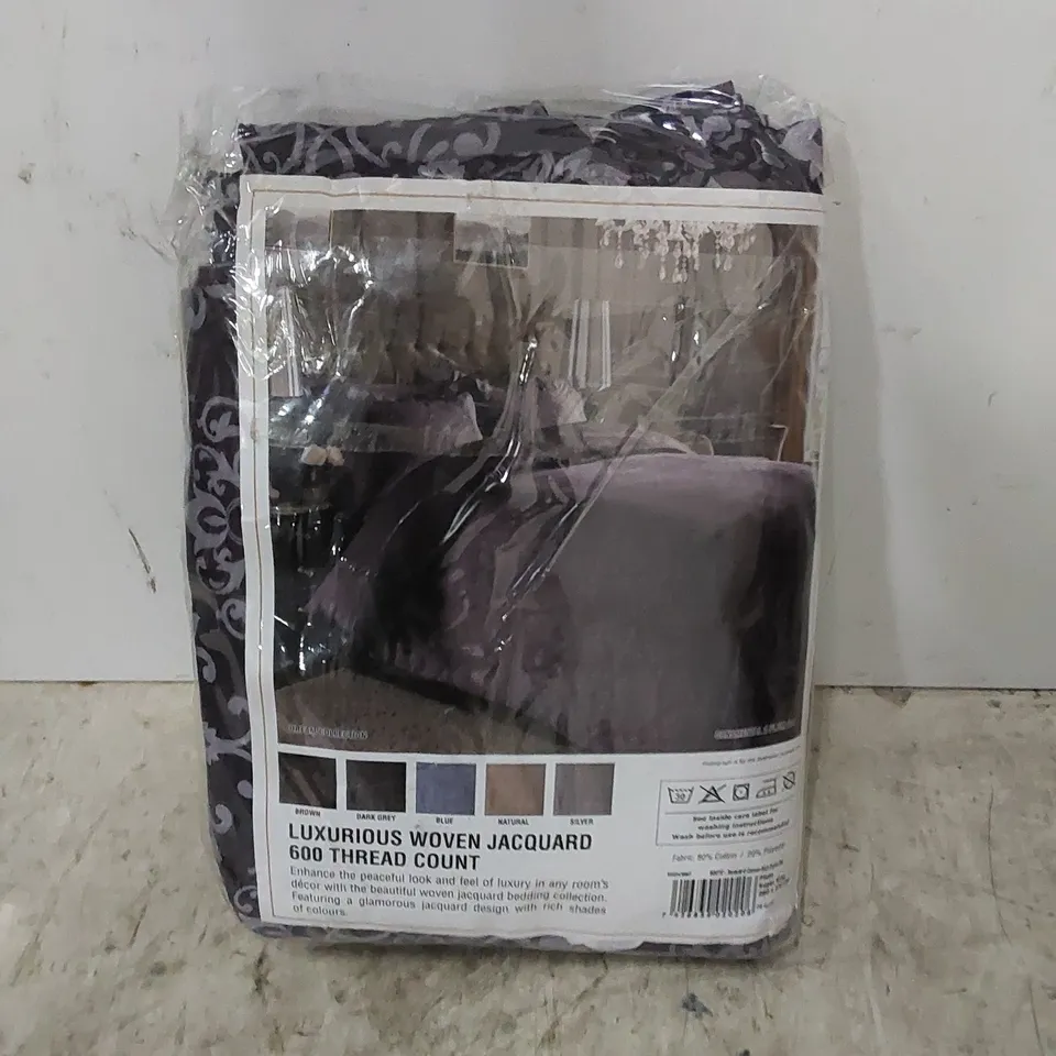BAGGED ROSNER 600 TC DUVET COVER SET // SIZE: DOUBLE 