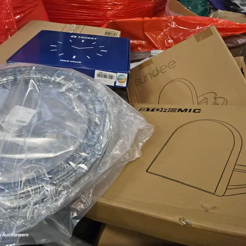 PALLET OF ASSORTED ITEMS INCLUDING, TOILET SEATS, WALL CLOCK, WIRE WREAFH FRAME, AIR FRYER ACCESSORIES.