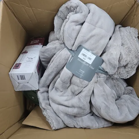 LARGE BOX OF APPROX 15 ASSORTED ITEMS TO INCLUDE THROWS, BLENDER AND ORNANMENTS