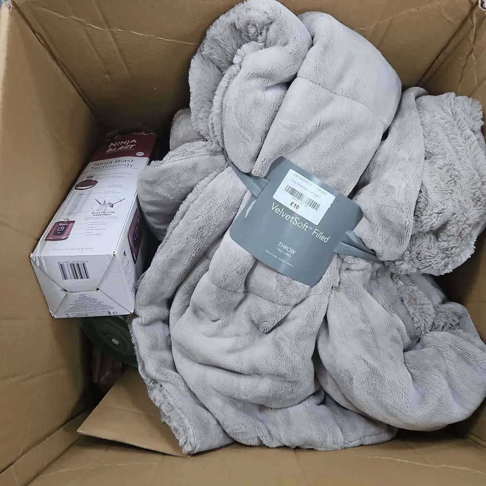 LARGE BOX OF APPROX 15 ASSORTED ITEMS TO INCLUDE THROWS, BLENDER AND ORNANMENTS