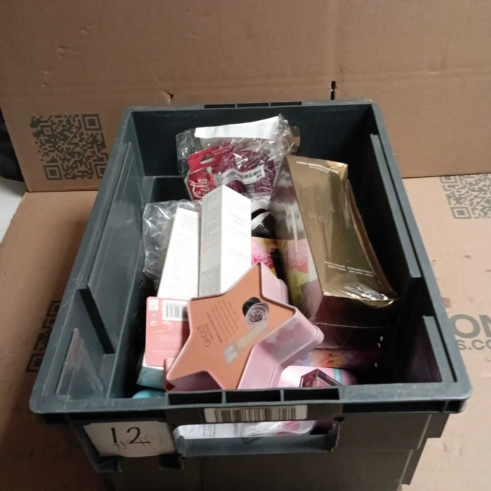 TOTE OF APPROXIMATELY 14 ASSORTED COSMETIC ITEMS TO INCLUDE AVENE HYDRANCE, GHOST MINI GIFT SET, POLAR HAIR CARE SHAMPOO, LAYERING LAB MINI GIFT SET ETC