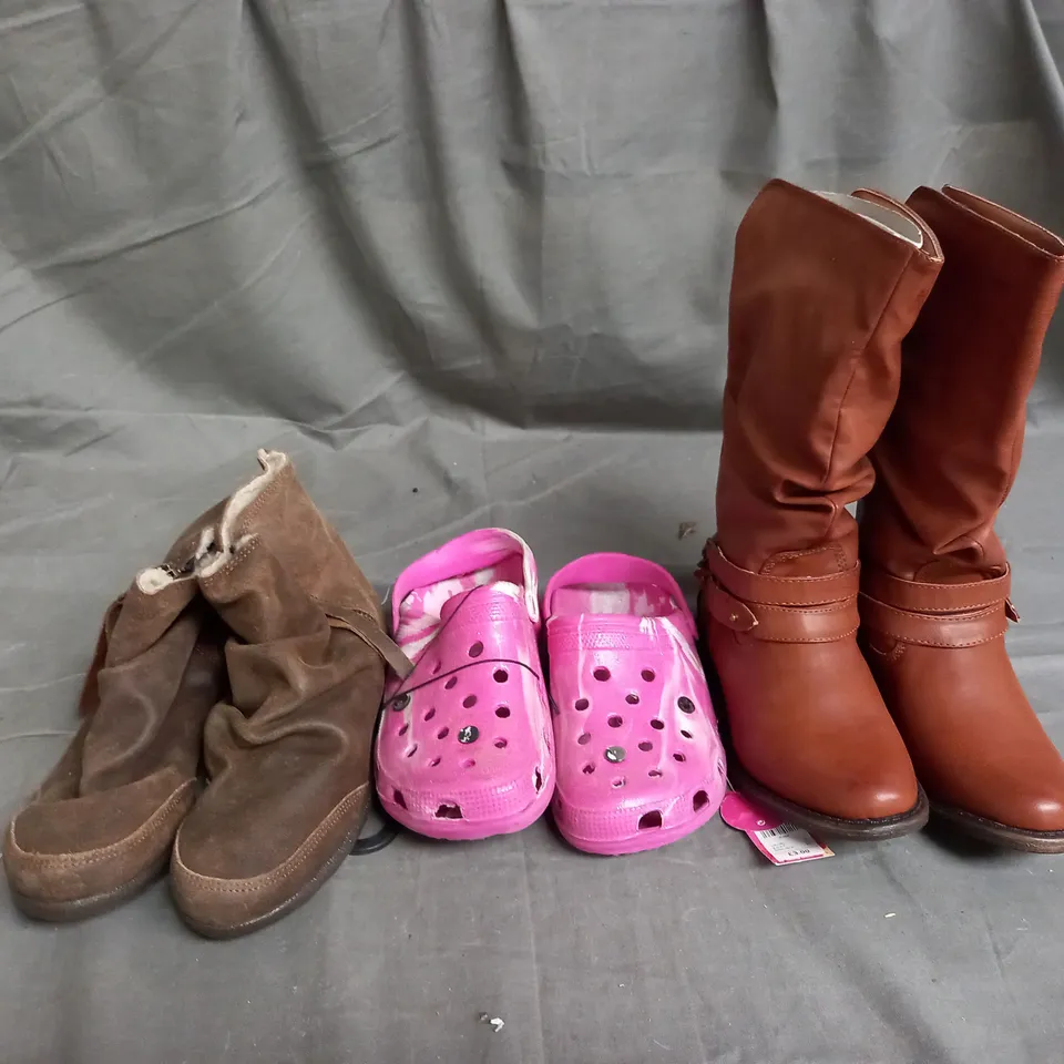 APPROXIMATELY 10 PAIRS OF ASSORTED KIDS SHOES IN VARIOUS STYLES AND SIZES 