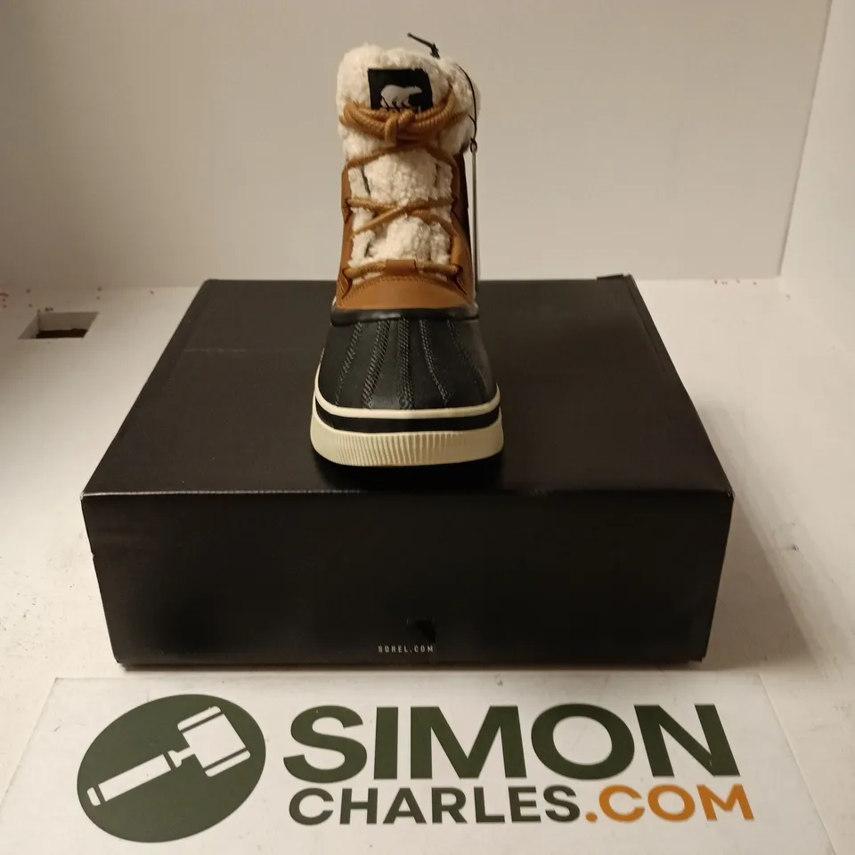 BOXED PAIR OF SOREL OUT N ABOUT IV CHILL WP BOOTS IN BROWN/BLACK - UK 7