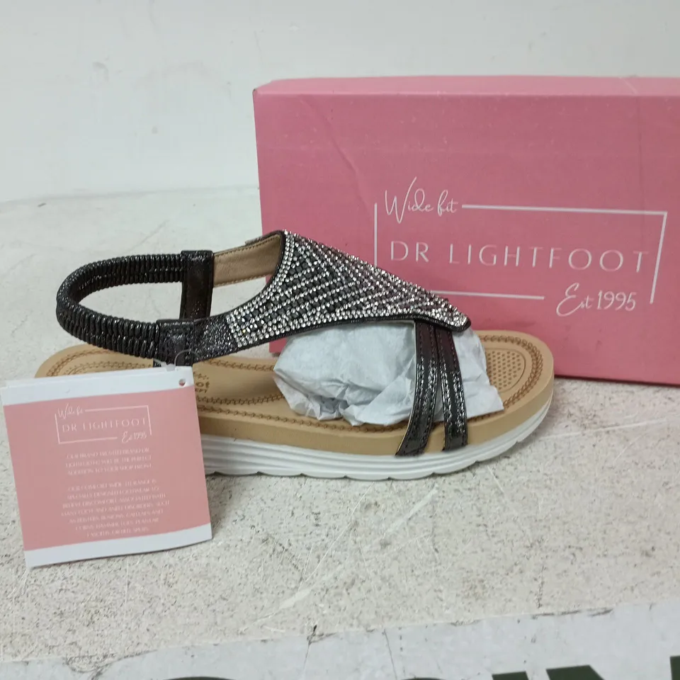 BOXED PAIR OF DR LIGHTFOOT PEWTER SHIM SANDALS - SIZE 7