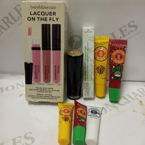 LOT OF 8 ASSORTED BEAUTY PRODUCTS TO INCLUDE BAREMINERALS LIP LACQUER SET, LANCOME TEINT IDOLE ULTRA WEAR HIGHLIGHTING STICK - VIBRANT LILAC, CLINIQUE LASH POWER MASCARA, ETC