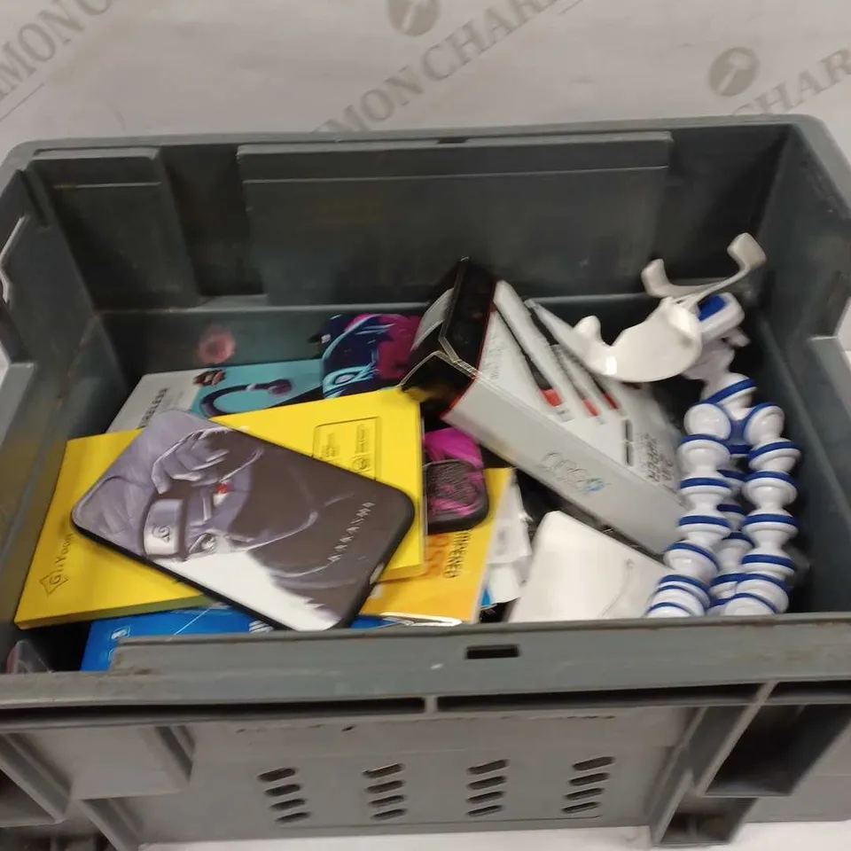 LOT TO CONTAIN APPROX 25 X ASSORTED PHONE ACCESSORIES, INCLUDES PHONE CASES, SCREEN PROTECTORS, CHARGING CABLES ETC 