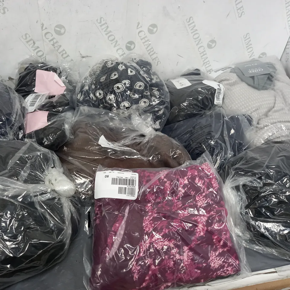 APPROXIMATELY 15 ASSORTED CLOTHING ITEMS TO INCLUDE TUNICS, DRESSES, SKIRTS, ETC