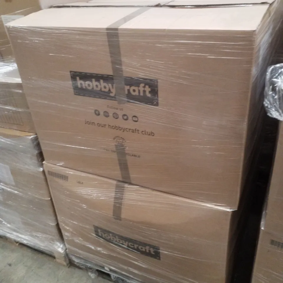 PALLET CONTAINING ASSORTED CHRISTMAS PRODUCTS & DECORATIONS INCLUDING RATTAN WREATHS, SNOWMAN SOAP DISPENSERS, PAW PRINT STOCKINGS & LARGE GREEN WREATHS