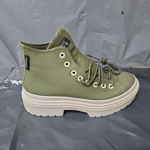 BOXED PAIR OF WOMENS CONVERSE SHOES - UK SIZE 7