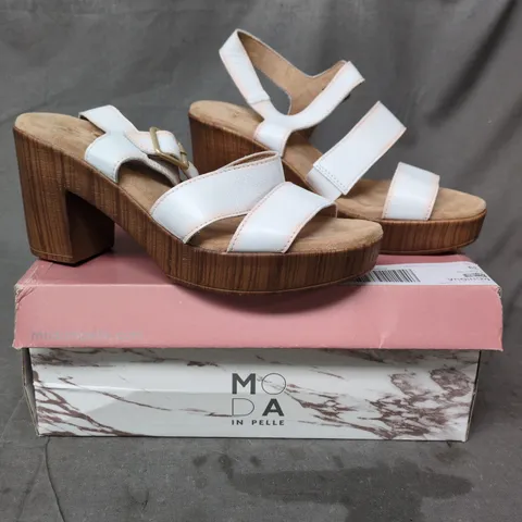 BOXED MODA IN PELLE BLOCK HEEL SANDALS IN WHITE SIZE 6