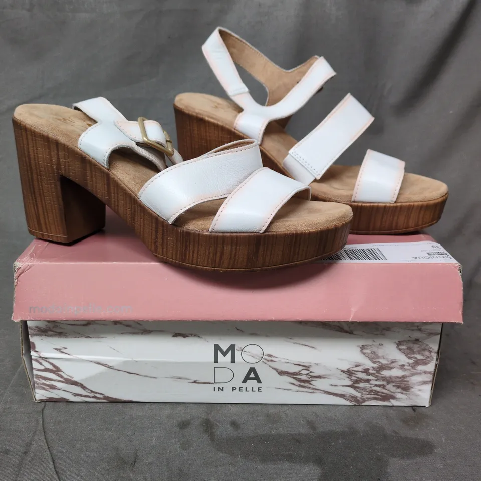 BOXED MODA IN PELLE BLOCK HEEL SANDALS IN WHITE SIZE 6