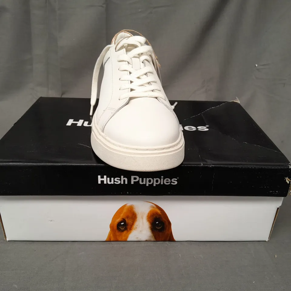 BOXED PAIR OF HUSH PUPPIES LEATHER TRAINERS IN WHITE SIZE 7