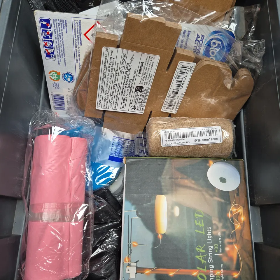 APPROXIMATELY 12 ASSORTED HOUSEHOLD ITEMS TO INCLUDE - V&A CROSS STITCH BOOKMARK KIT - PAPER PLATES - SAFEWEL GLOVES - ETC