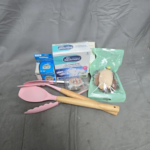 APPROXIMATELY 12 ASSORTED HOUSEHOLD ITEMS TO INCLUDE PINK KITCHEN UTENSILS, DR BECKMANN GLOWHITE, CONTINENTAL ADAPTOR, ETC