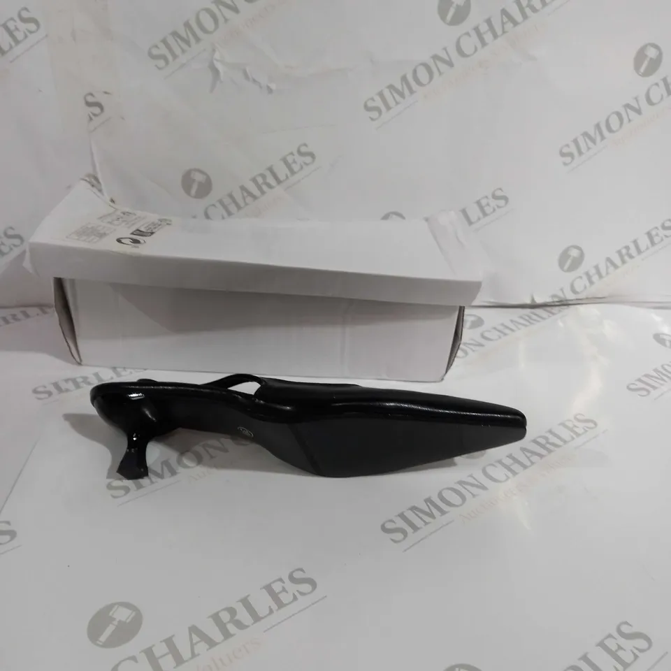 BOXED PAIR OF LOW BLACK HEELS SIZE 39