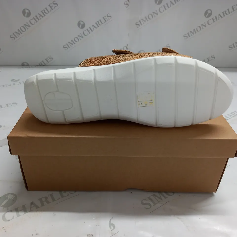 BOXED PAIR OF CUSHION WALK STRAPPY SANDALS - SIZE 8