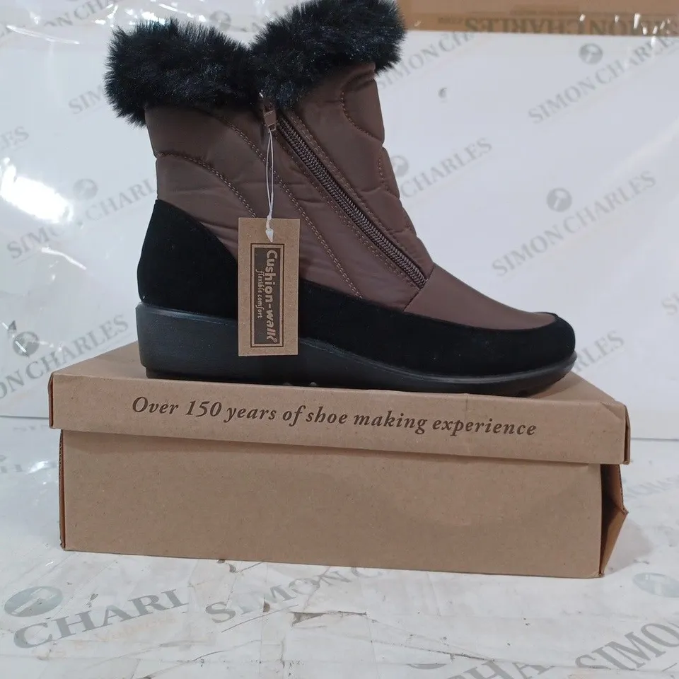 BOXED PAIR OF CUSHION-WALK FAUX FUR LINED ANKLE BOOTS IN BROWN SIZE 6