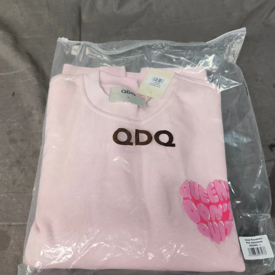 QDQ SWEAT ROUNDNECK PINK (VALENTINES) – UK SIZE L