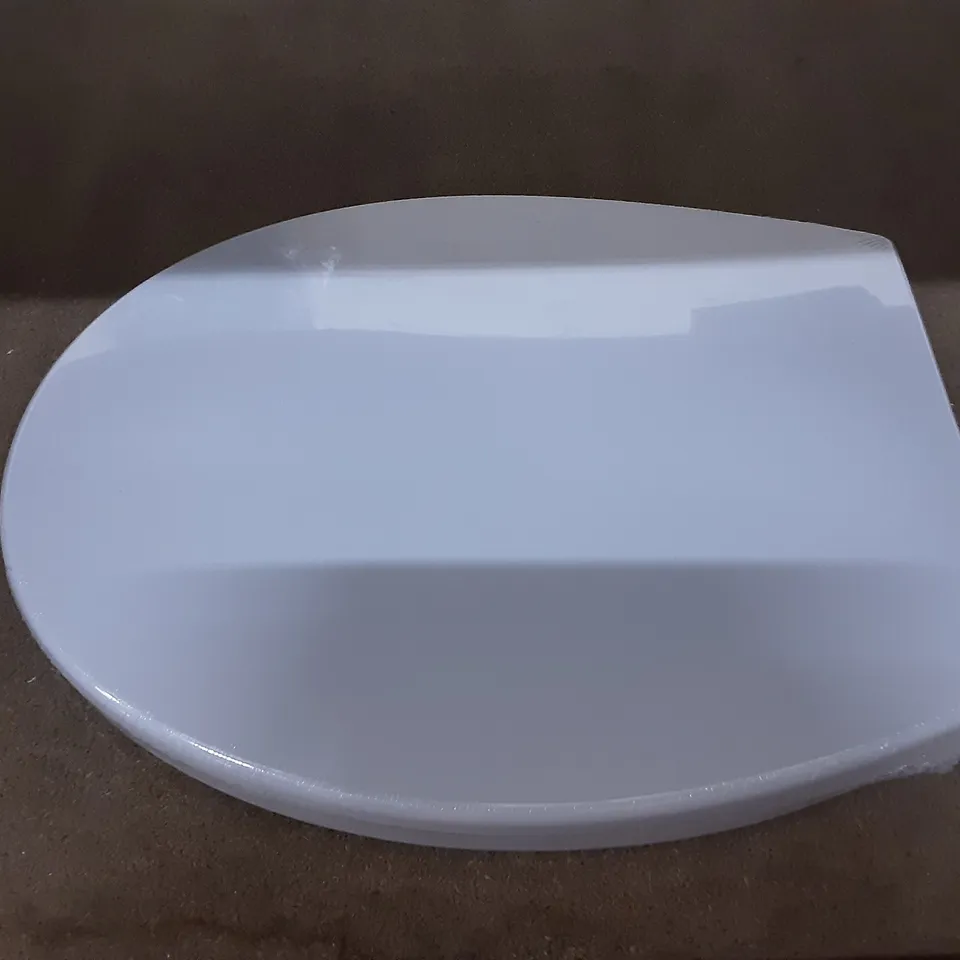 BOXED PIPISHELL TOILET SEAT MODEL : PIBTC03 IN WHITE