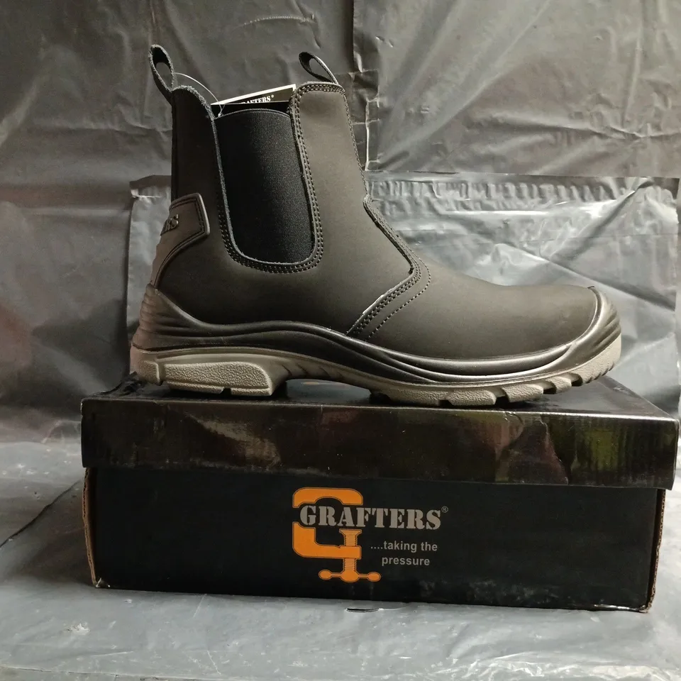 BOXED PAIR OF GRAFTERS SAFETY TWIN GUSSET DEALER BOOTS IN BLACK SIZE EU 43