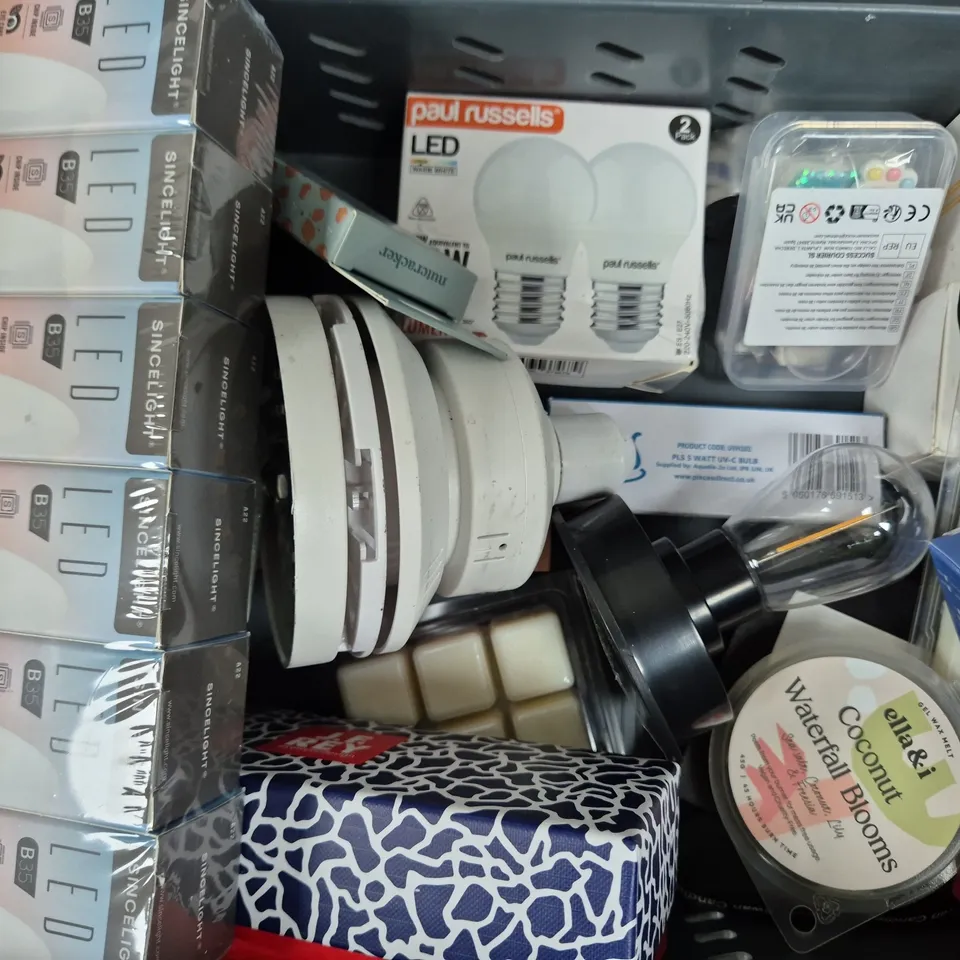 APPROXIMATELY 10 ASSORTED HOUSEHOLD ITEMS TO INCLUDE SINCELIGHT LED B35 BULBS, GEL WAX MELTS, ETC