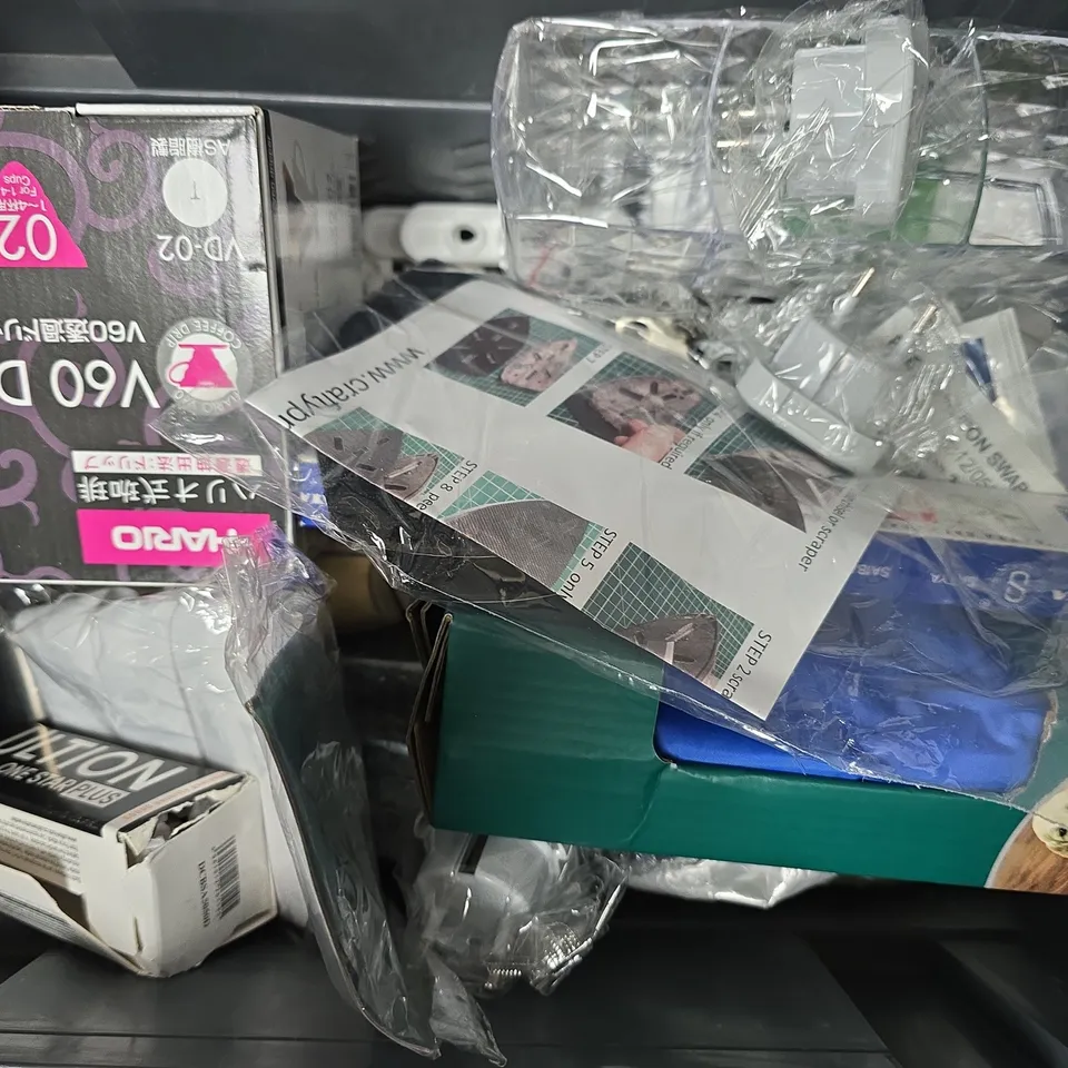 APPROXIMATELY 15 ASSORTED HOUSEHOLD ITEMS TO INCLUDE CRUFTS COOLING GEL MAT, COFFEE PAPER FILTER, V60 DRIPPER, ETC