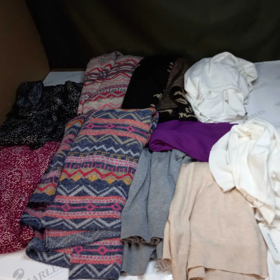 BAG OF APPROX 10 ASSORTED CLOTHING ITEMS TO INCLUDE - MAISON DE NIMES 