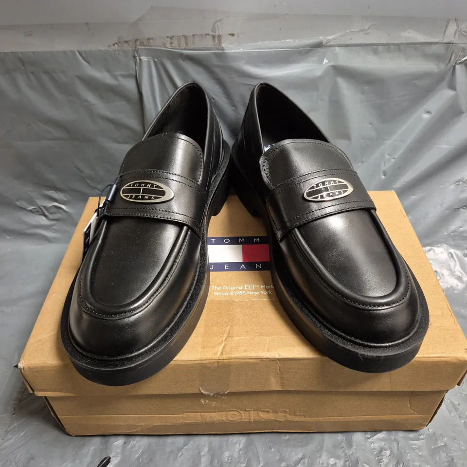 BOXED PAIR OF TOMMY JEANS FLAT LOAFERS IN BLACK - UK 7