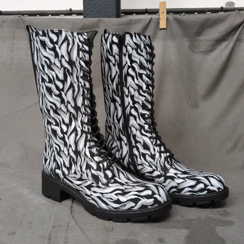 BOXED PAIR OF ADESSO PATTERNED BOOTS IN BLACK/WHITE SIZE 7