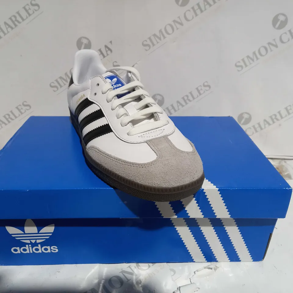 BOXED ADIDAS SAMBA OG BLACK & WHITE SHOES - SIZE 7.5