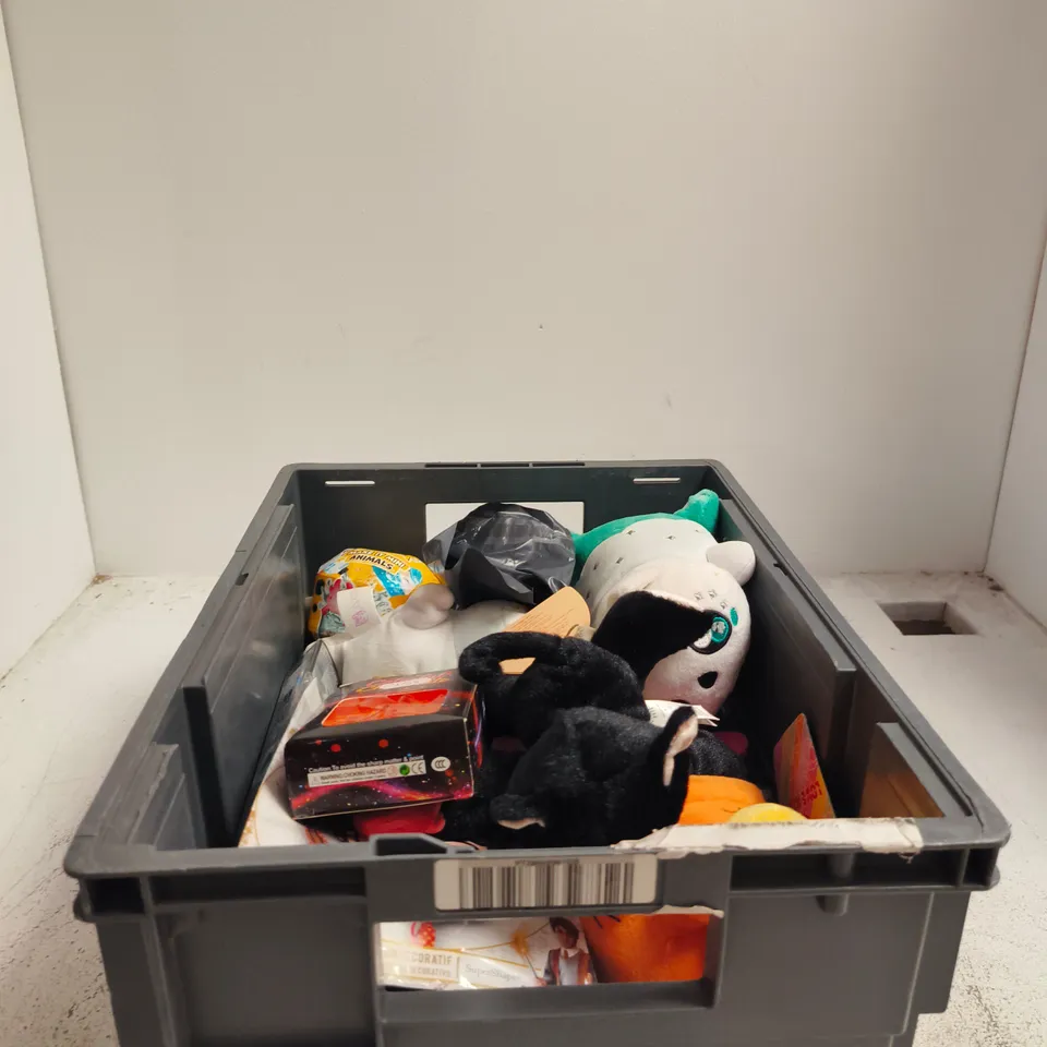 TOTE OF APPROXIMATELY 15 ASSORTED TOY/GAME ITEMS TO INCLUDE HARRY POTTER BALLOON, SWIZELLS LOVE HEARTS SOFT TOY, MINI VERSE MAKE IT MINI ANIMALS, COLORFUL CHOCOLATE SQUISHY ETC