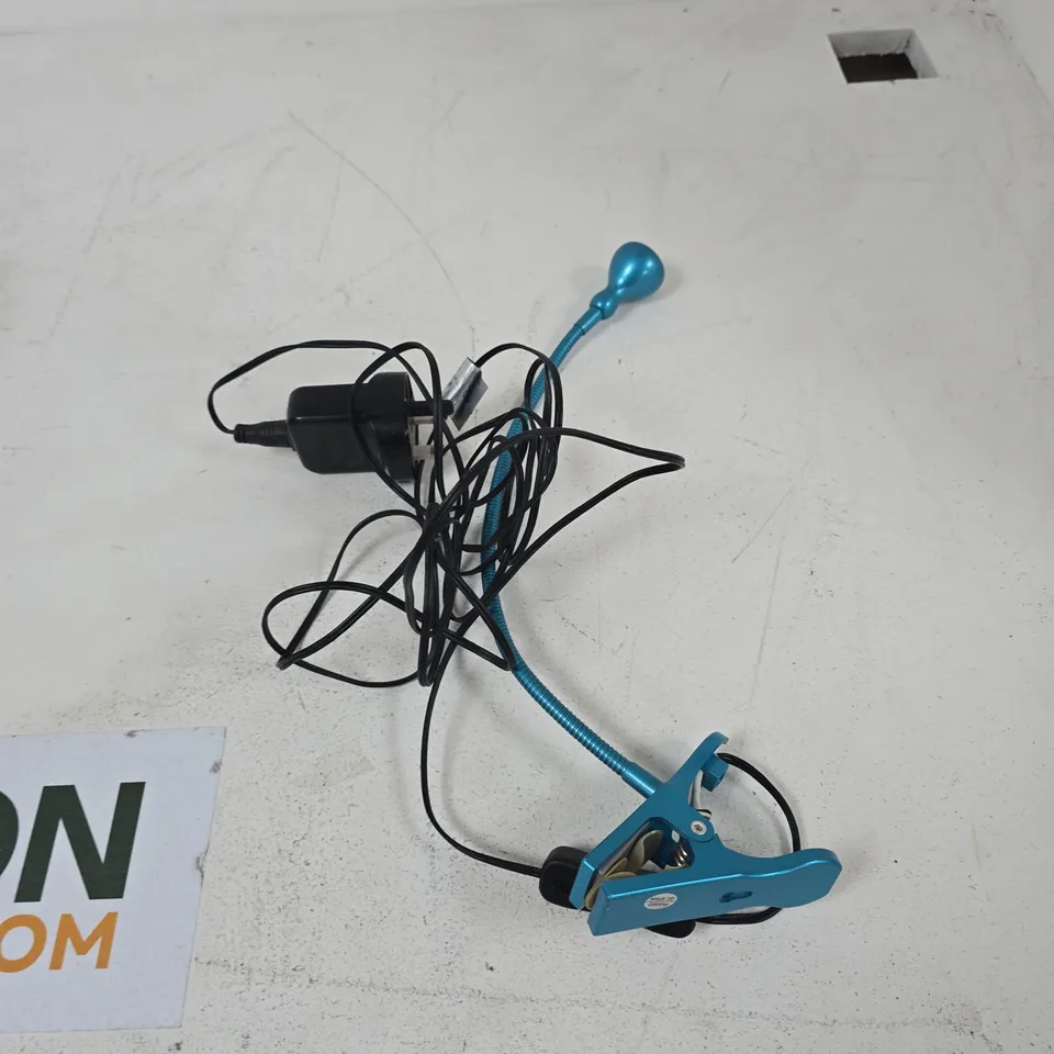 TOTE OF APPROXIMATELY 15 ASSORTED ITEMS TO INCLUDE: BLUE CLIP ON READING LAMP