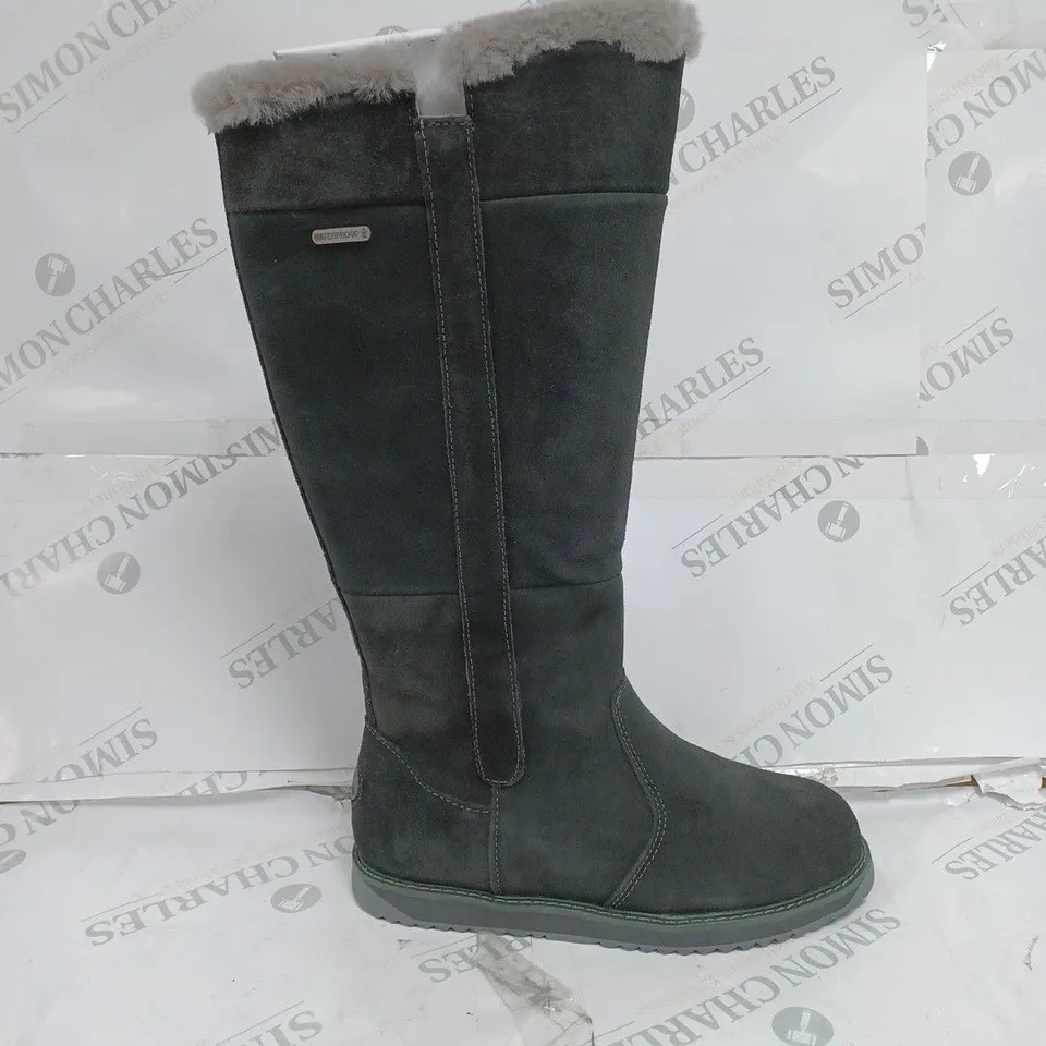 BOXED PAIR OF EMU AUSTRALIA MOONTA KNEE HIGH BOOTS IN DARK GREY - UK SIZE 5