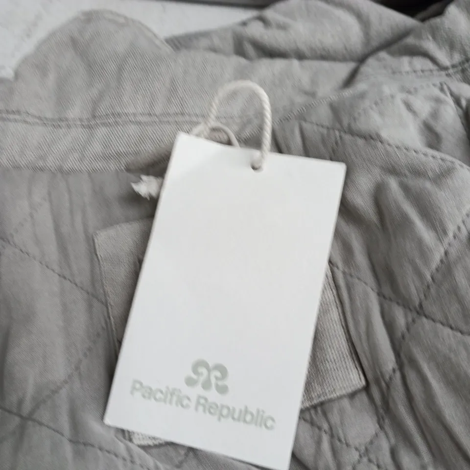 PACIFIC REPUBLIC QUILTED JACKET – LIGHT GREY, UK L