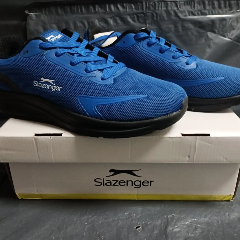 BOXED PAIR OF SLAZENGER ASSENT TRAINERS IN BLUE/BLACK SIZE UK 9
