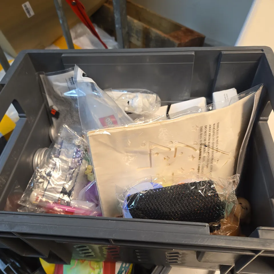LARGE QUANTITY OF TOYS AND ACCESSORIES TO INCLUDE; CGP REVISION CARDS, PINSIR FIGURE, IRISH LAMB SOFT TOY, OBLIQUE STRATERGIES, GLOW IN THE DARK MOON AND STARS AND SARDINES PENCIL CASE