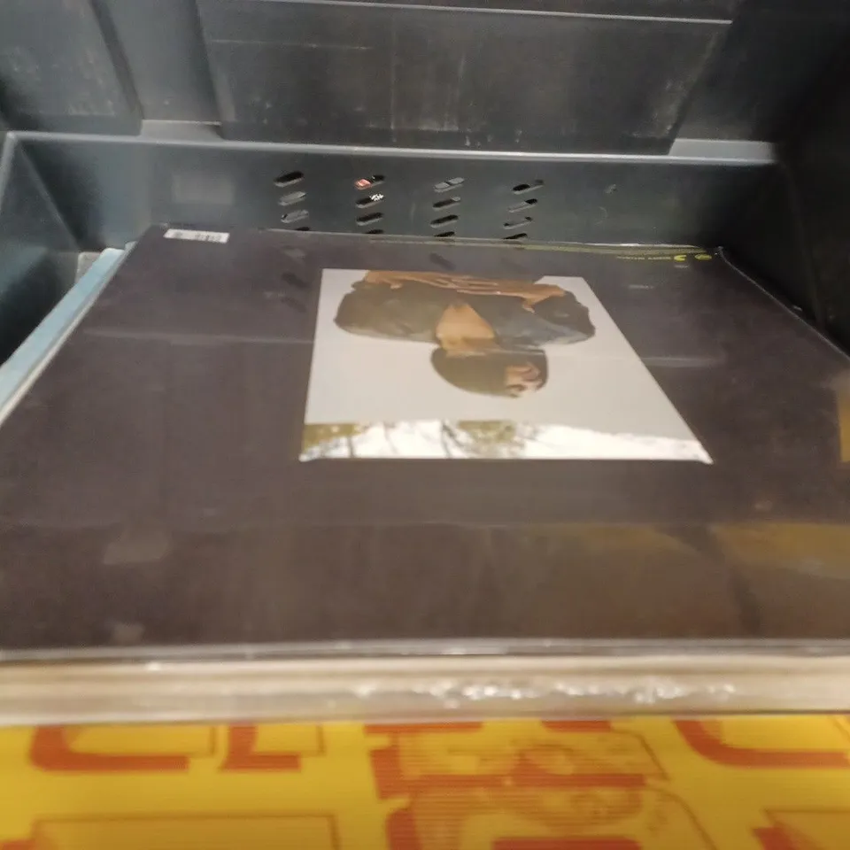 BOX OF APPROX 10 ASSORTED VINYL'S  TO INCLUDE - HEAUX TALES JAZMINE SULLIVAN - KISS KILLERS VINYL - MUSIC FOR THE STARS CLESTIAL MUSIC 1960 - 1979 ECT