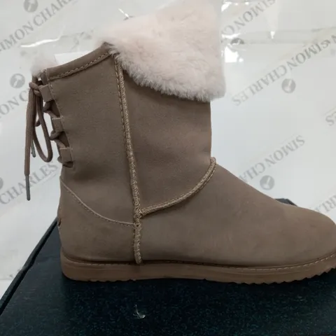 BOXED PAIR OF EMU AUSTRALIA BIRDWOOD WATERPROOF SHEEPSKIN BOOTS IN MUSHROOM UK SIZE 8