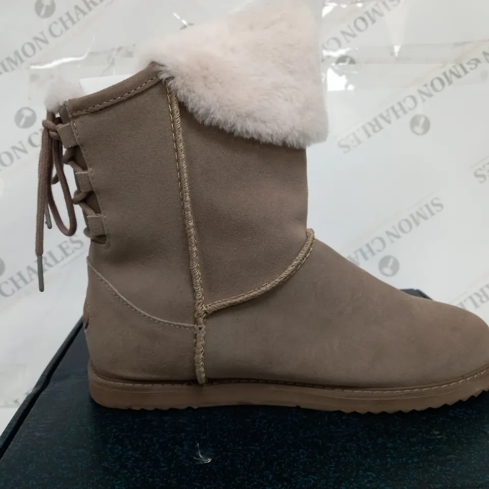 BOXED PAIR OF EMU AUSTRALIA BIRDWOOD WATERPROOF SHEEPSKIN BOOTS IN MUSHROOM UK SIZE 8