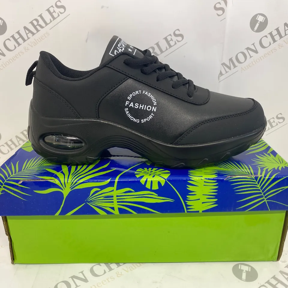 BOXED PAIR OF FASHION BLACK TRAINERS SIZE 37