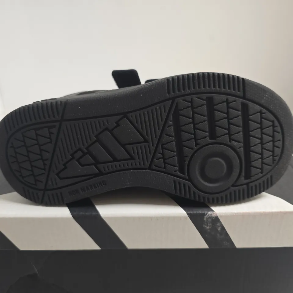 BOXED PAIR OF ADIDAS KIDS BLACK VELCRO TRAINERS- UK SIZE 10K