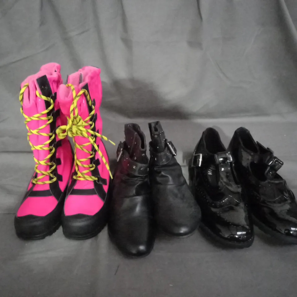 APPROXIMATELY 10 PAIRS OF ASSORTED KIDS SHOES IN VARIOUS STYLES AND SIZES