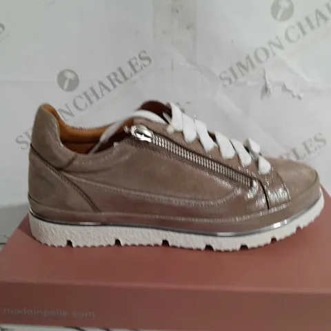 BOXED PAIR OF MODA IN PELLE ARIELA TRAINER TAUPE SIZE 6