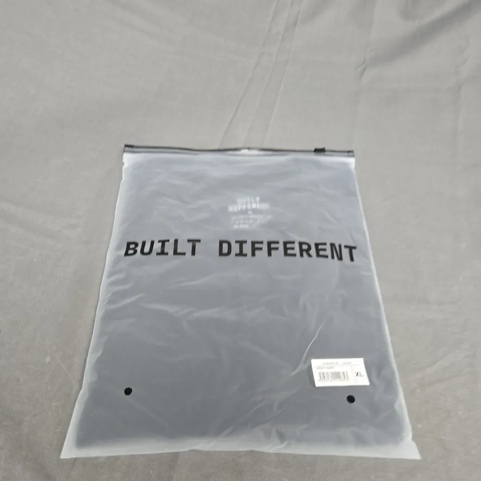 BAGGED BUILT DIFFERENT CREW T-SHIRT SIZE XL